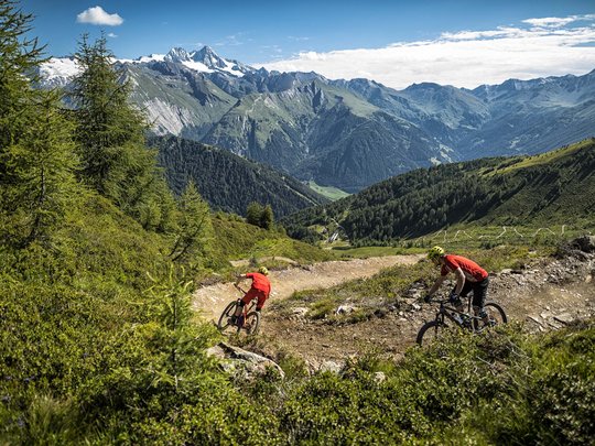 Jesacherhof: Ihr Hotel im Defereggental Zwei Mountainbiker auf Bergweg mit Alpenpanorama im Hintergrund