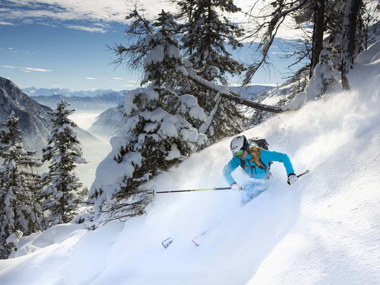 Jesacherhof: Ihr Hotel im Defereggental Skifahrerin fährt im unberührten Pulverschnee in den Bergen