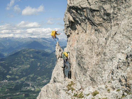Jesacherhof: Ihr Hotel im Defereggental Zwei Kletterer mit Helmen und Rucksäcken am steilen Felsen in den Bergen