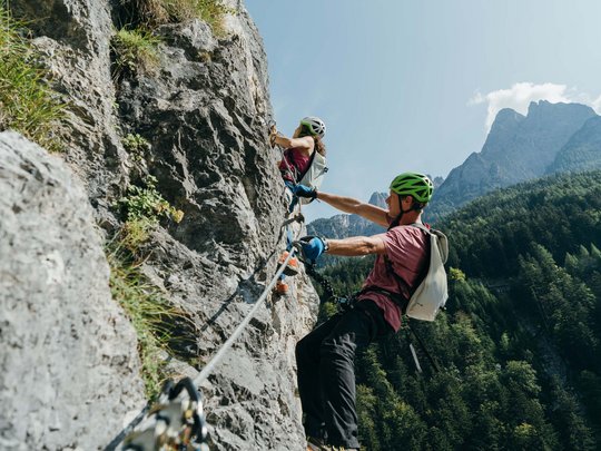 Jesacherhof: Ihr Hotel im Defereggental Zwei Kletterer mit Helmen beim Klettern an Felswand in den Bergen