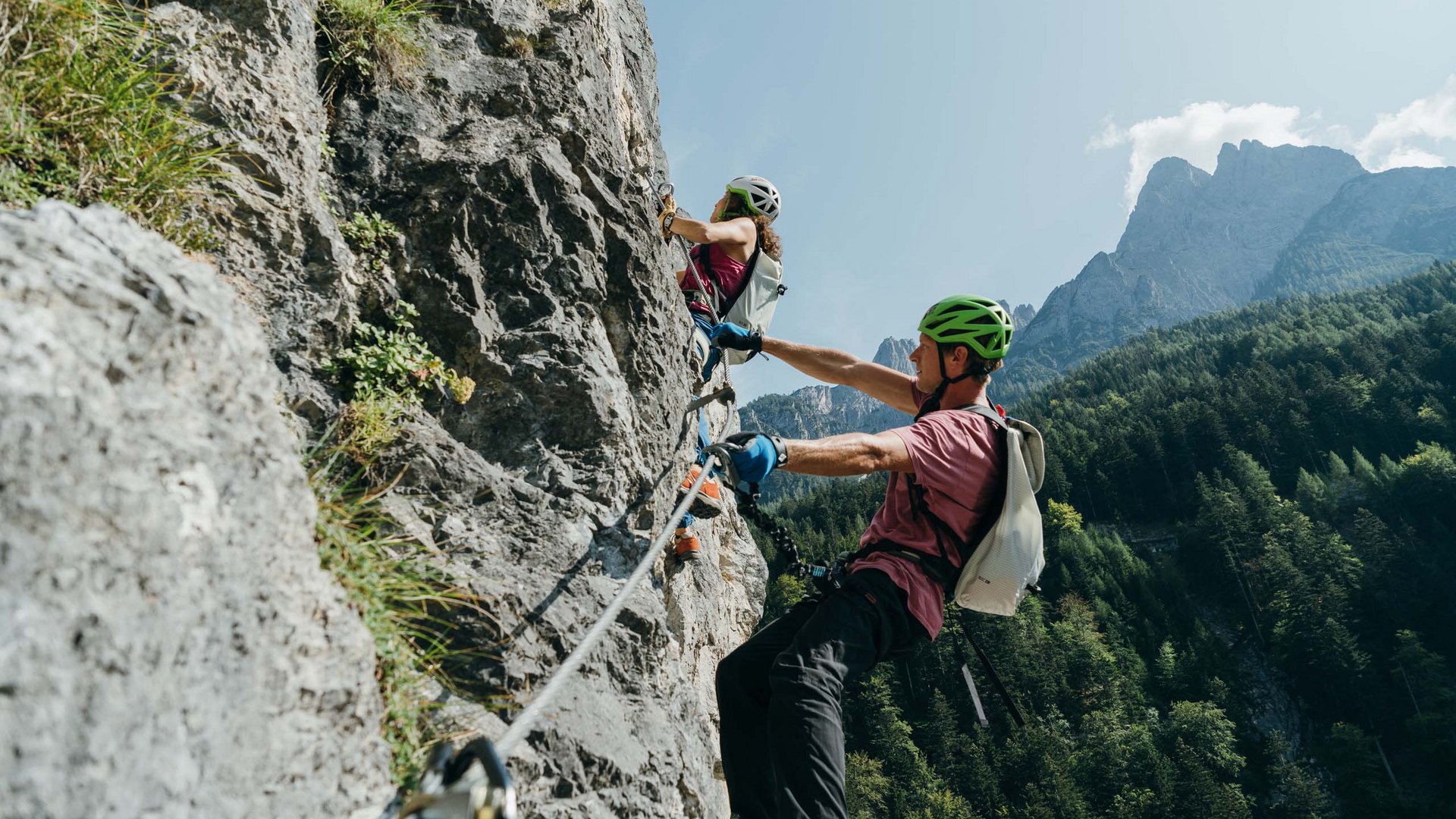 Jesacherhof: Ihr Hotel im Defereggental Zwei Kletterer mit Helmen beim Klettern an Felswand in den Bergen